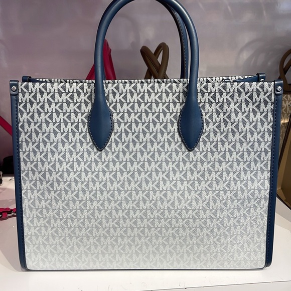 Michael Kors Mirella Medium Ombré Logo EW Tote Bag
Navy
NWT - Picture 10 of 14